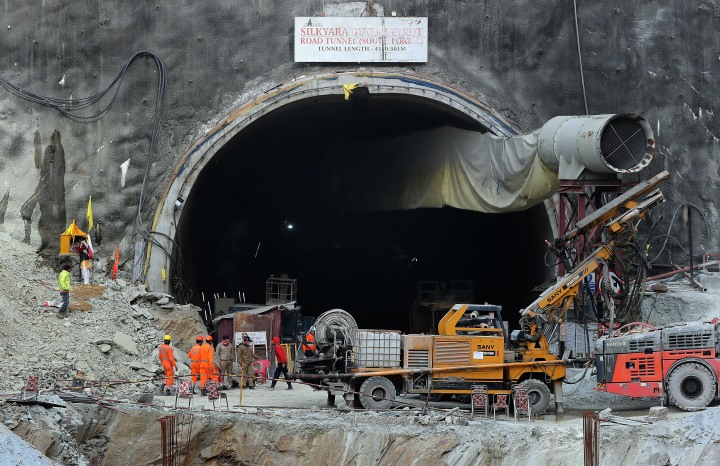 equipas de resgate a cinco metros de trabalhadores soterrados em túnel na índia