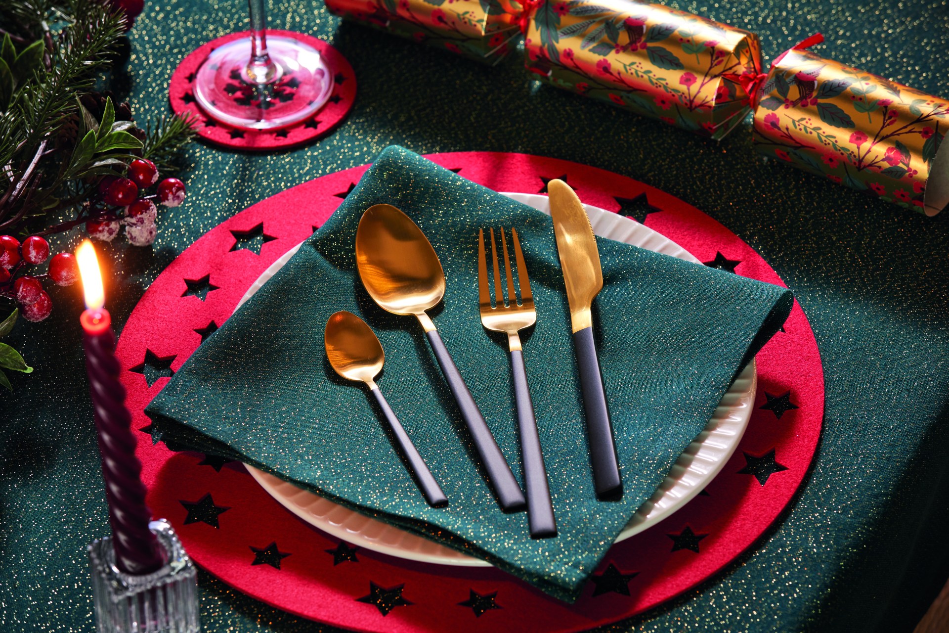 amazon, aldi have launched christmassy dinnerware essentials from £2.99 including plates