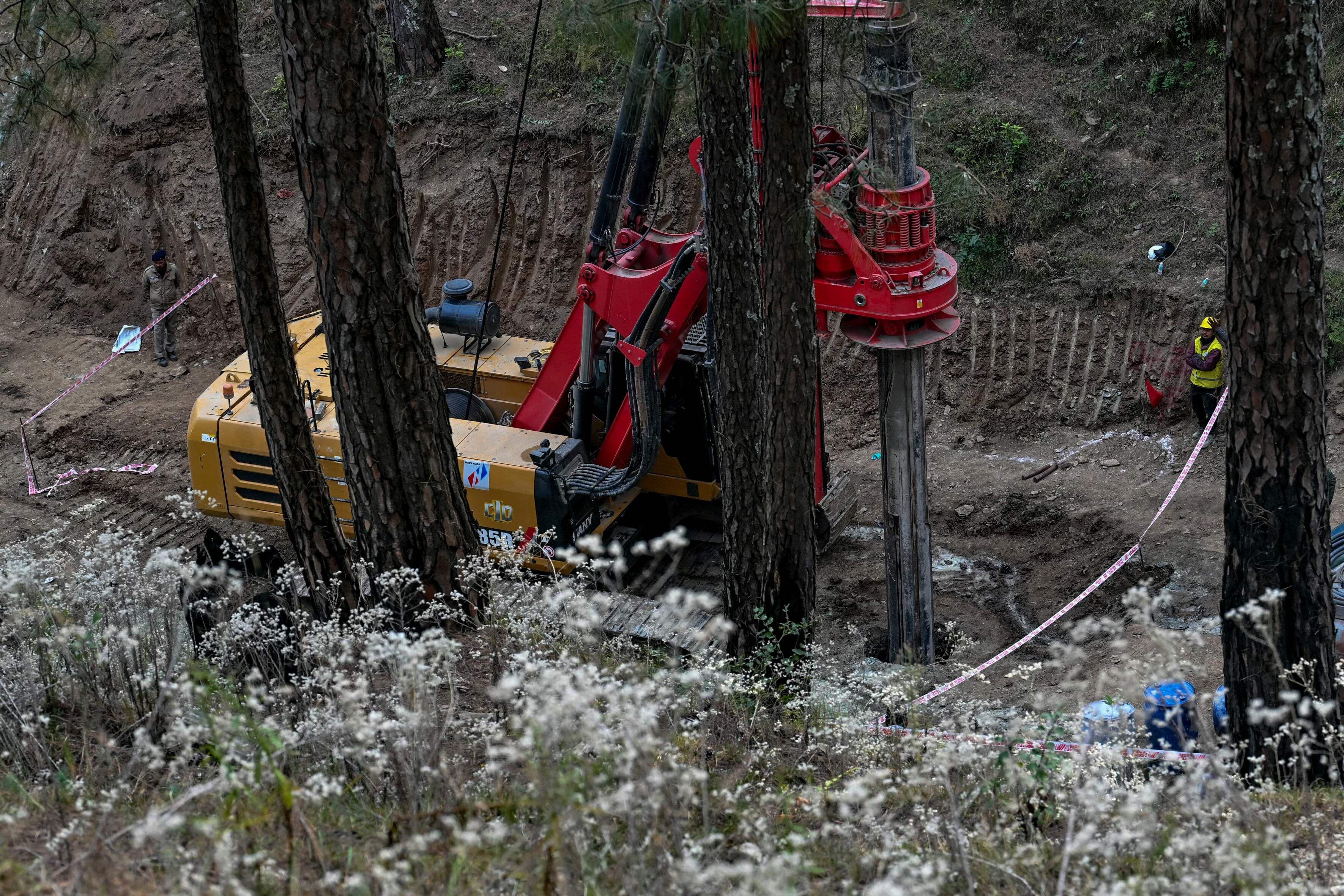 uttarkashi tunnel crisis: 'rat miners' to dig through debris after machine fails