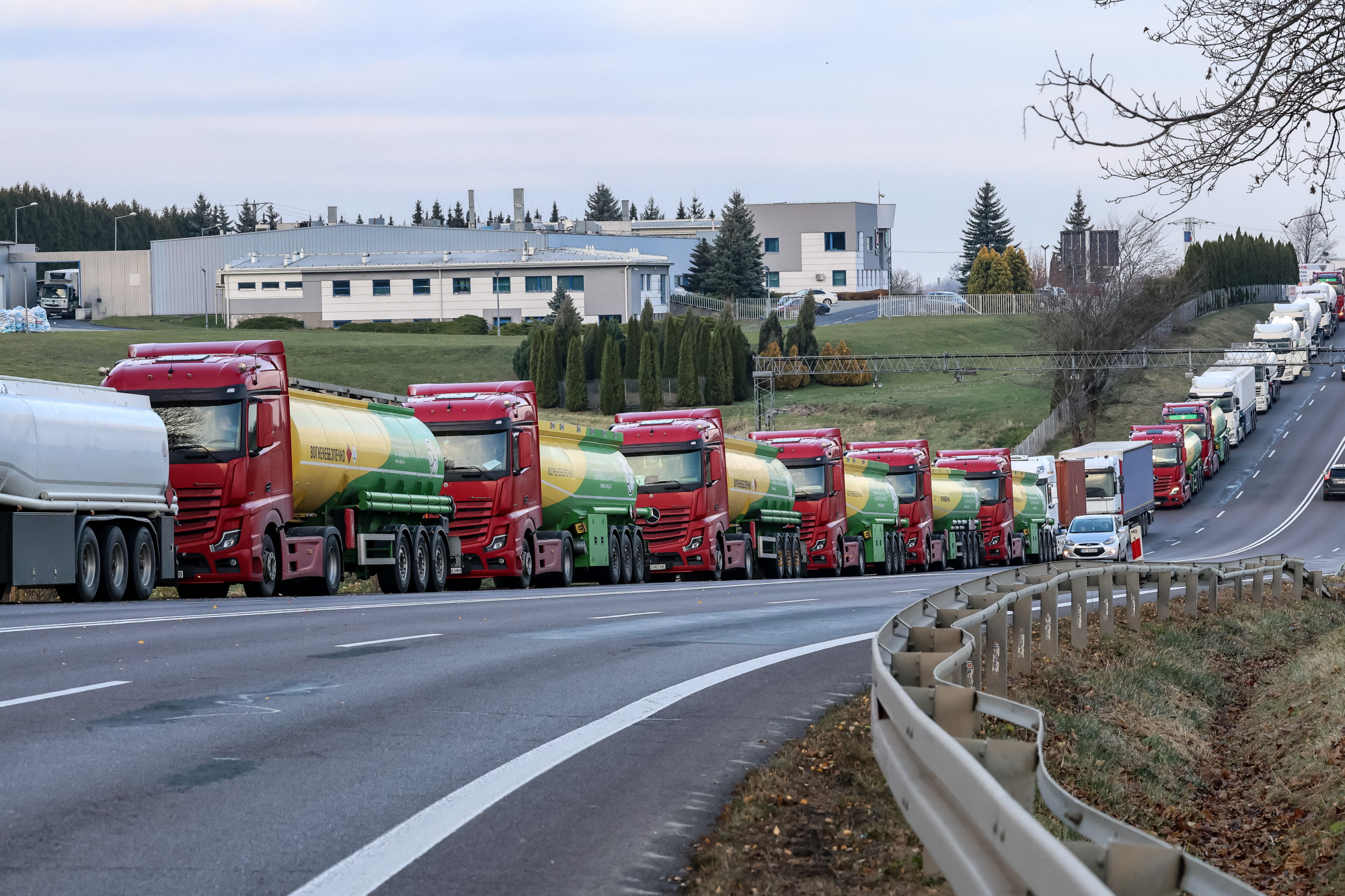 újabb határátkelőt vettek blokád alá a lengyel kamionosok és gazdálkodók