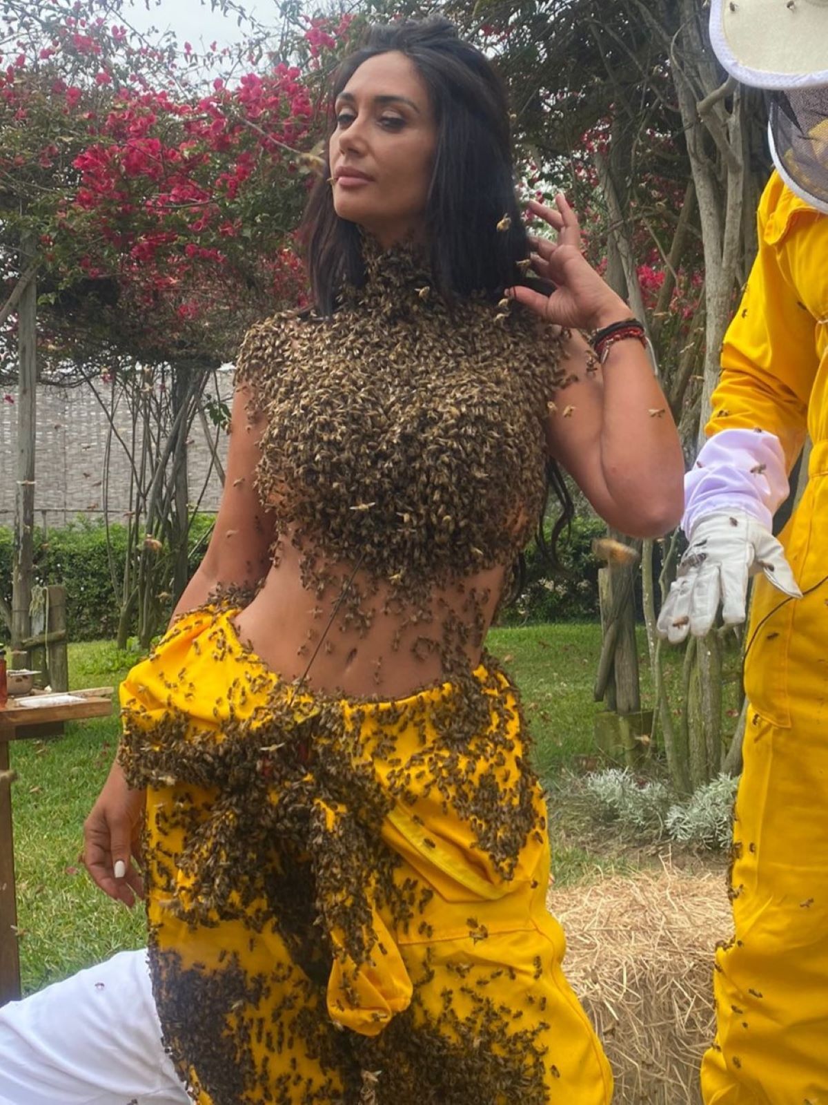 “nadie quiso hacerlo, ni siquiera la angélica”: pamela díaz demostró su valentía y se dejó cubrir por 30 mil abejas
