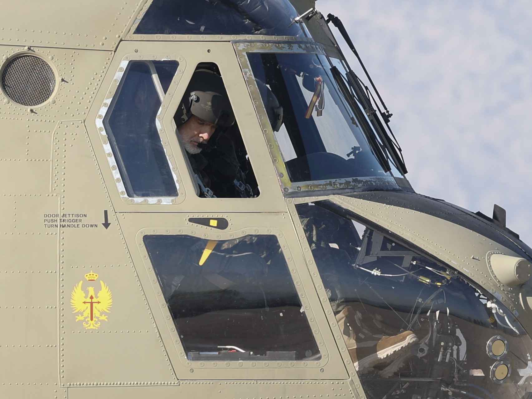 el rey, a los mandos de un helicóptero chinook en un vuelo táctico por la sierra de guadarrama