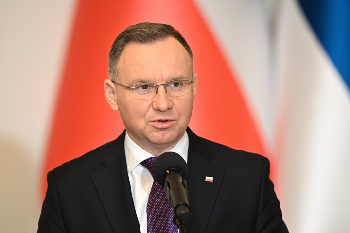 presidente polaco dá posse a novo governo nacionalista minoritário