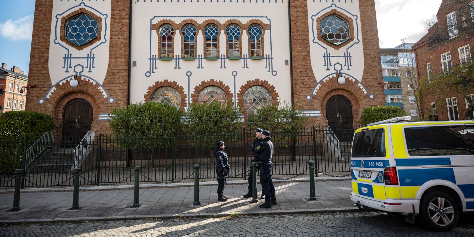 målade hakkors utanför synagogan – man åtalas