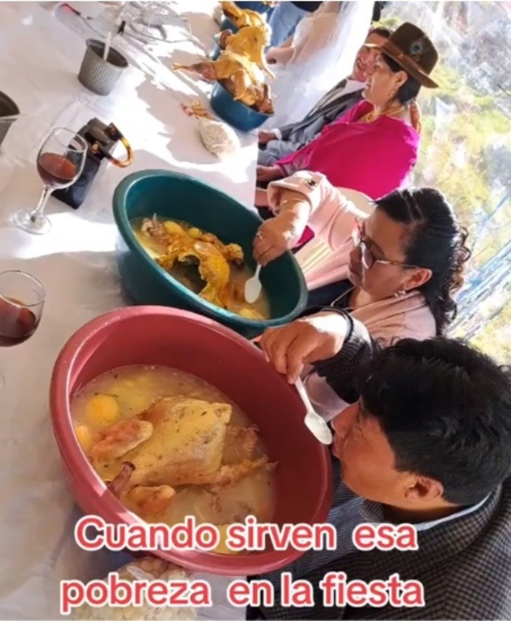 video: pareja de recién casados dan pollos enteros en la comida de su boda