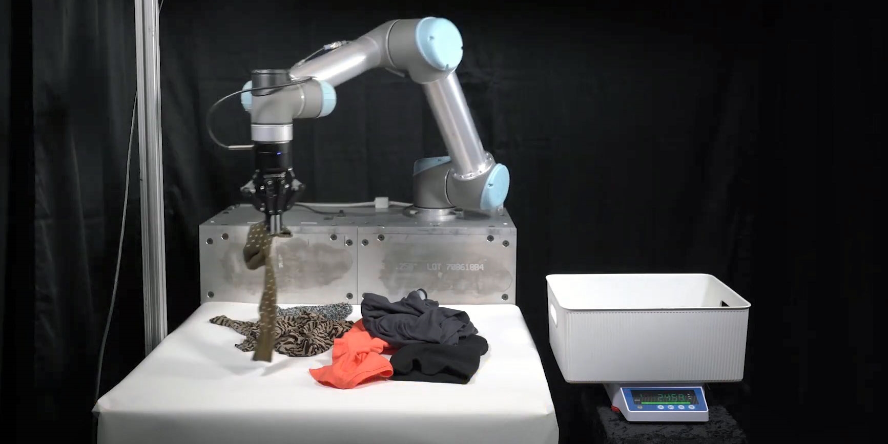 tohoto robota budete chtít do ložnice. díky kameře a ai dokáže posbírat rozházené oblečení