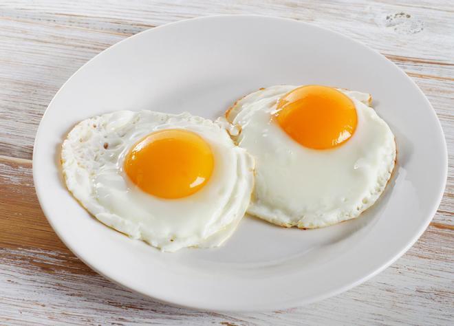 adiós a freír el huevo en la sartén: así se hacen los mejores huevos fritos