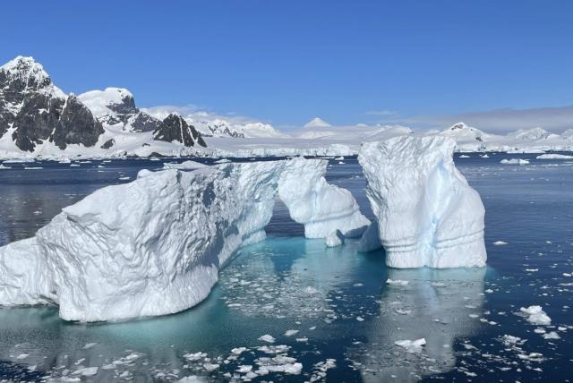 el iceberg más grande del mundo se mueve tras 30 años y se dirige al océano atlántico
