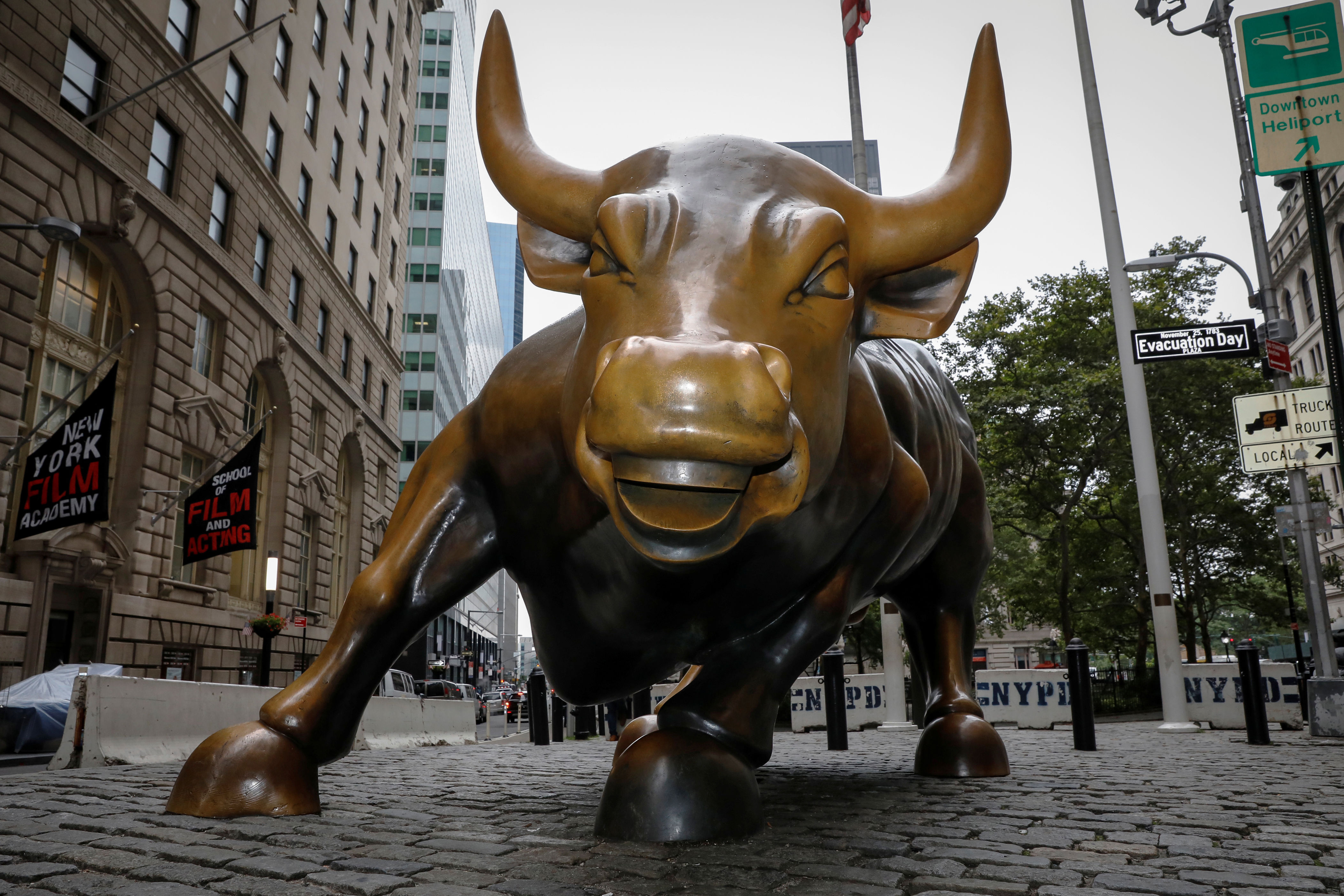 Зе бык киевская. Статуя быка на Уолл стрит. Бык с Уолл стрит. Бык Нью-Йорк фондовая биржа. Бык на Уолл-стрит в Нью-Йорке.