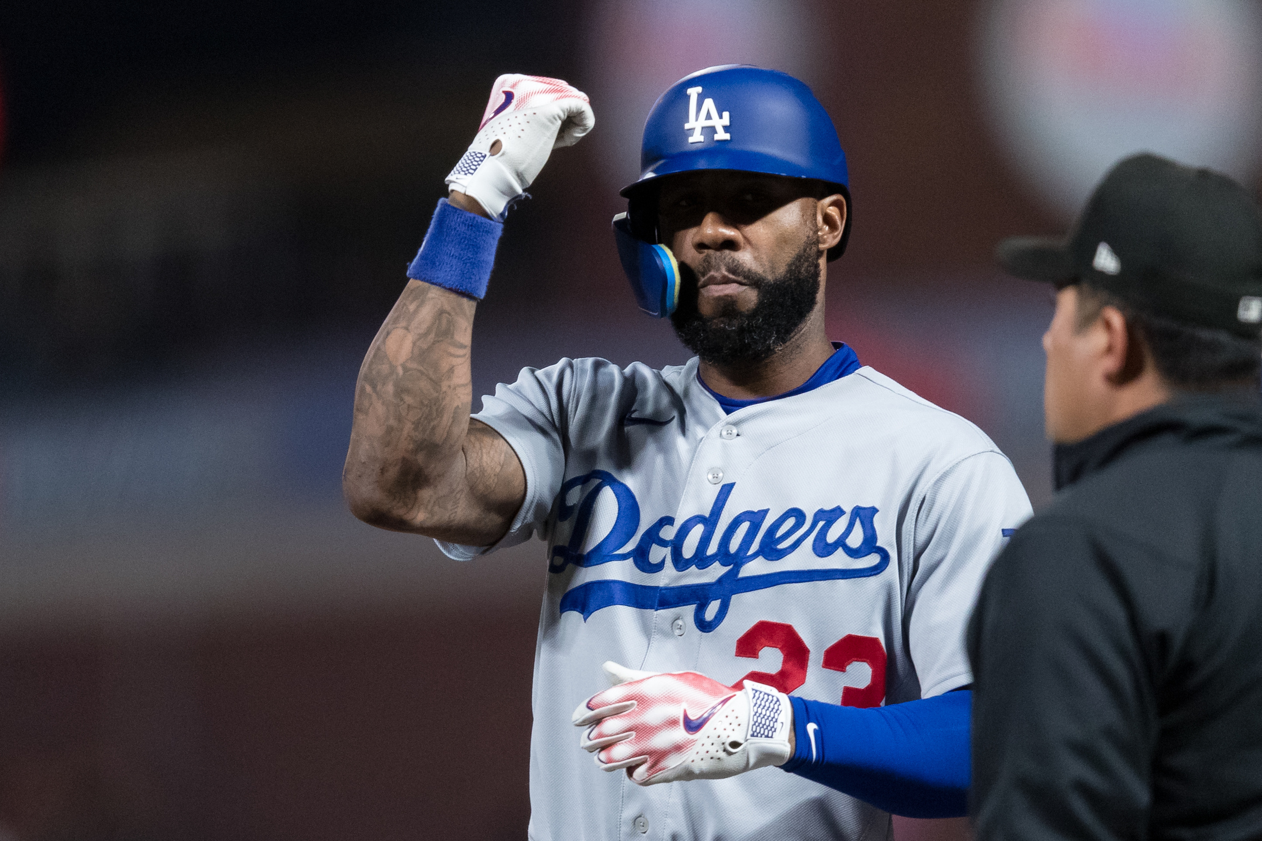 dodgers agree to re-sign five-time gold glover