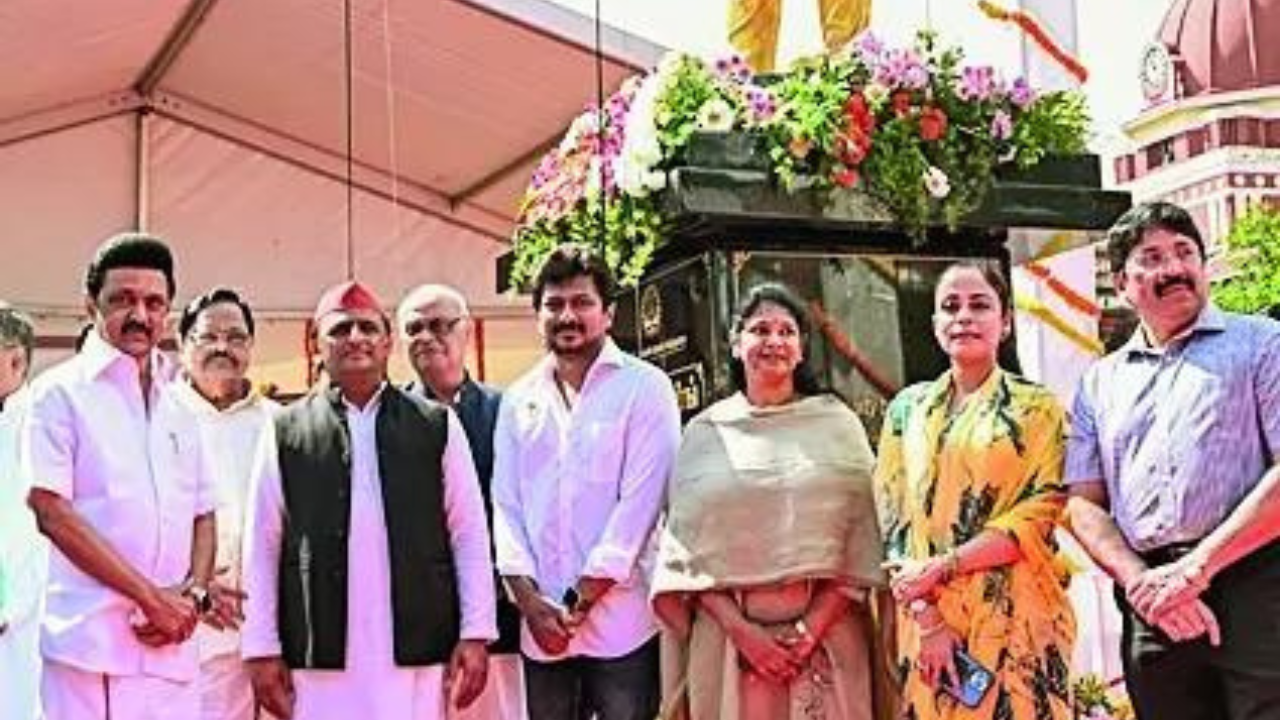 mk stalin & akhilesh yadav honour vp singh, congress skips event