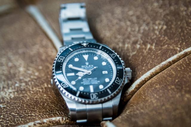 ¿piensa comprar un reloj de lujo? así puede distinguir un modelo original de uno falso