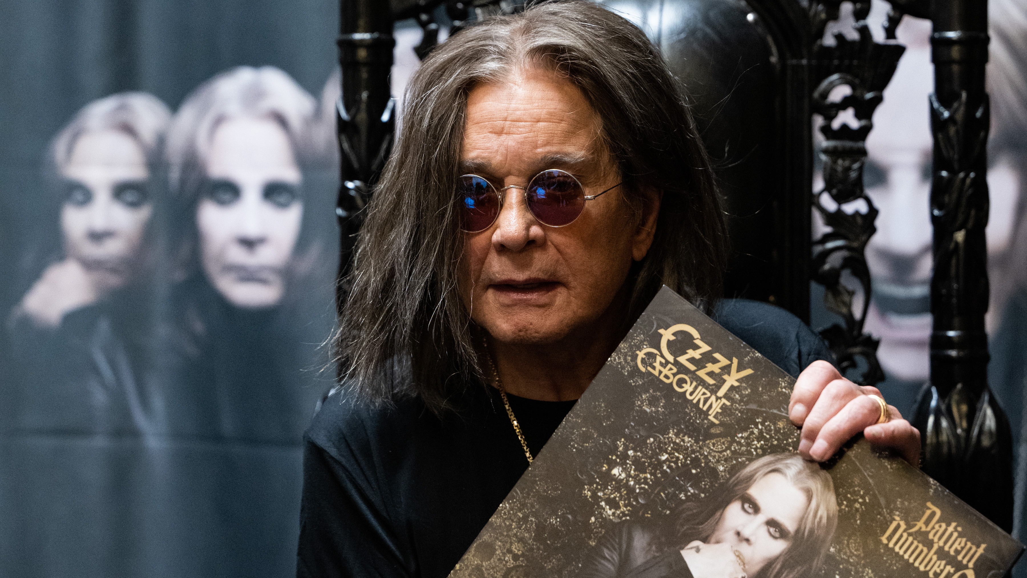 Оззи осборн 2023. Ozzy Osbourne пластика. Ozzy Osbourne 2022 новый альбом. Ozzy Osbourne русские корни. Королева Оззи.