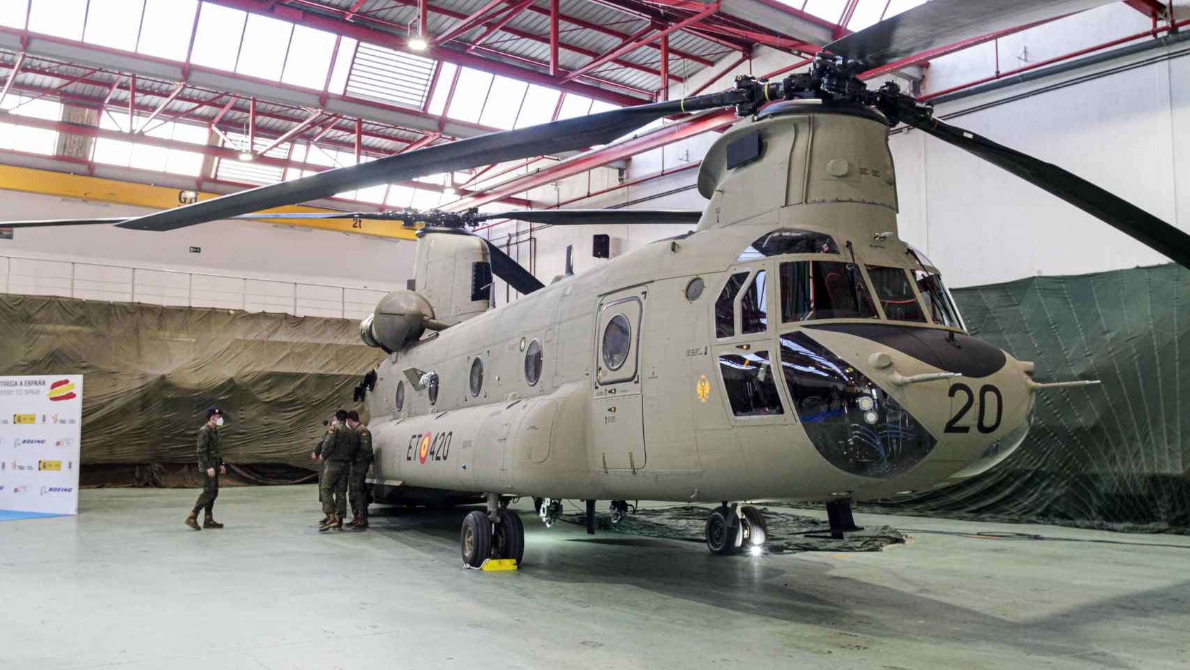así es el helicóptero chinook que ha pilotado el rey felipe: vuela a 315 km/h y carga 11 toneladas