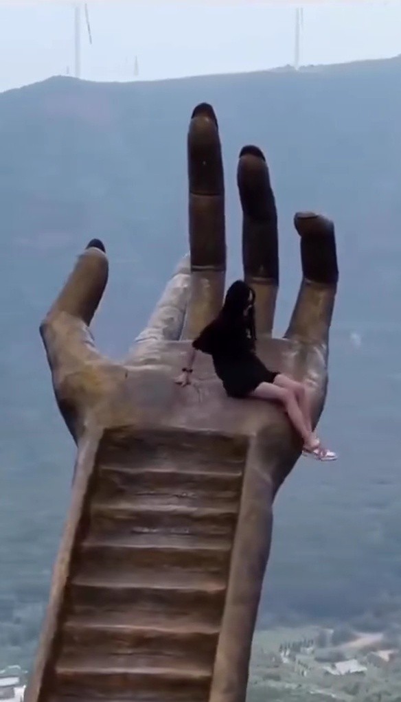 video | la mano gigante de buda, el mirador chino que desafía las alturas. ¿te atreves a subir?