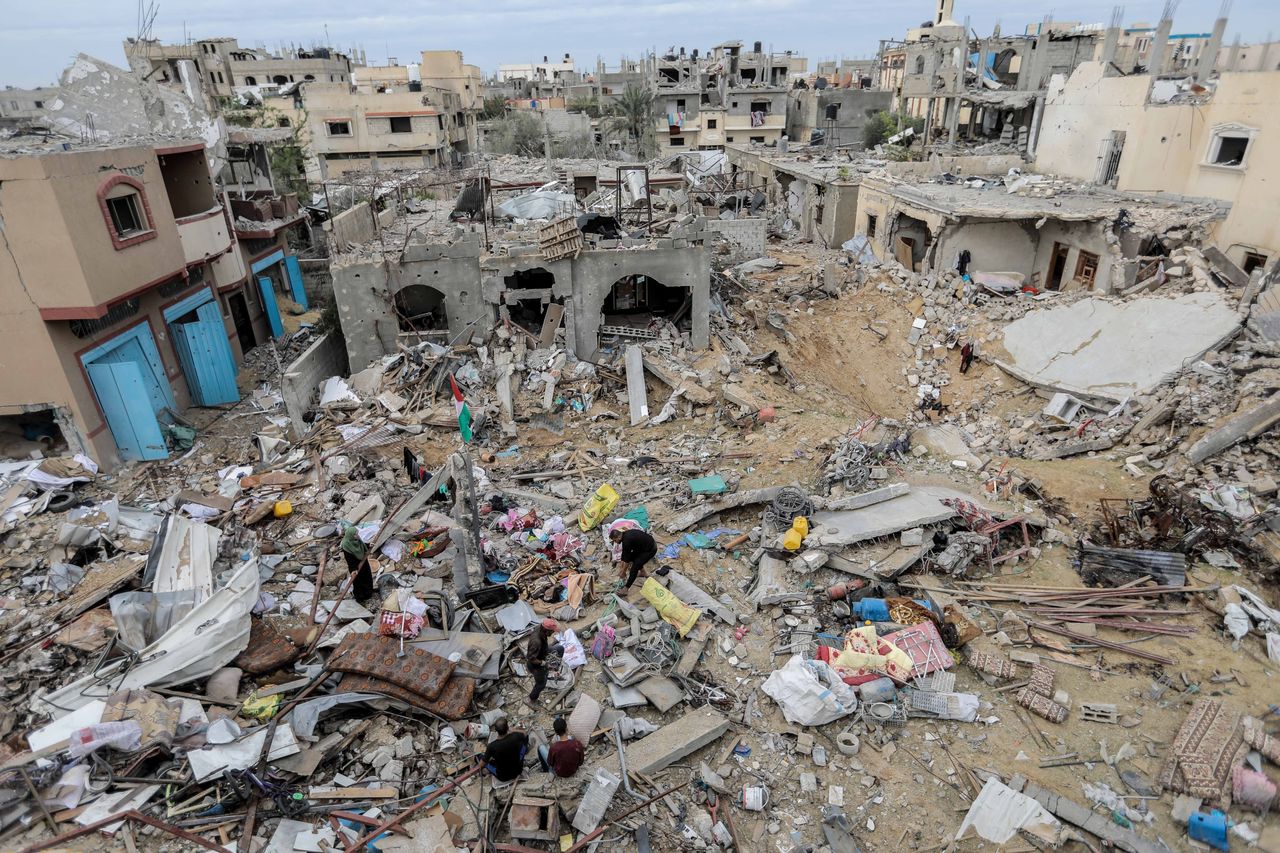 gaza is falling into ‘absolute chaos,’ aid groups say