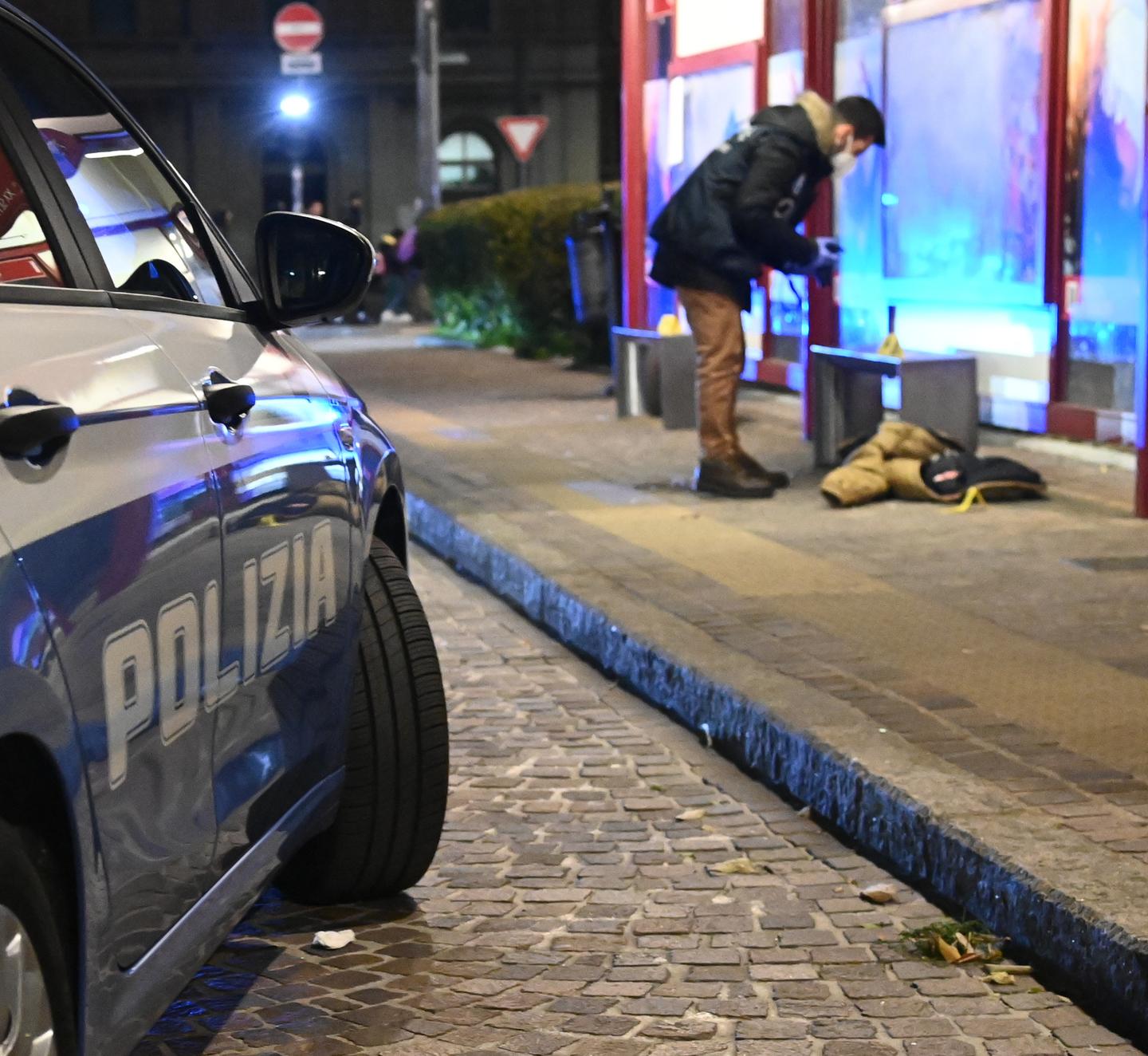 rissa a bastonate in via indipendenza poco dopo l’accoltellamento: gang scatenate a bologna