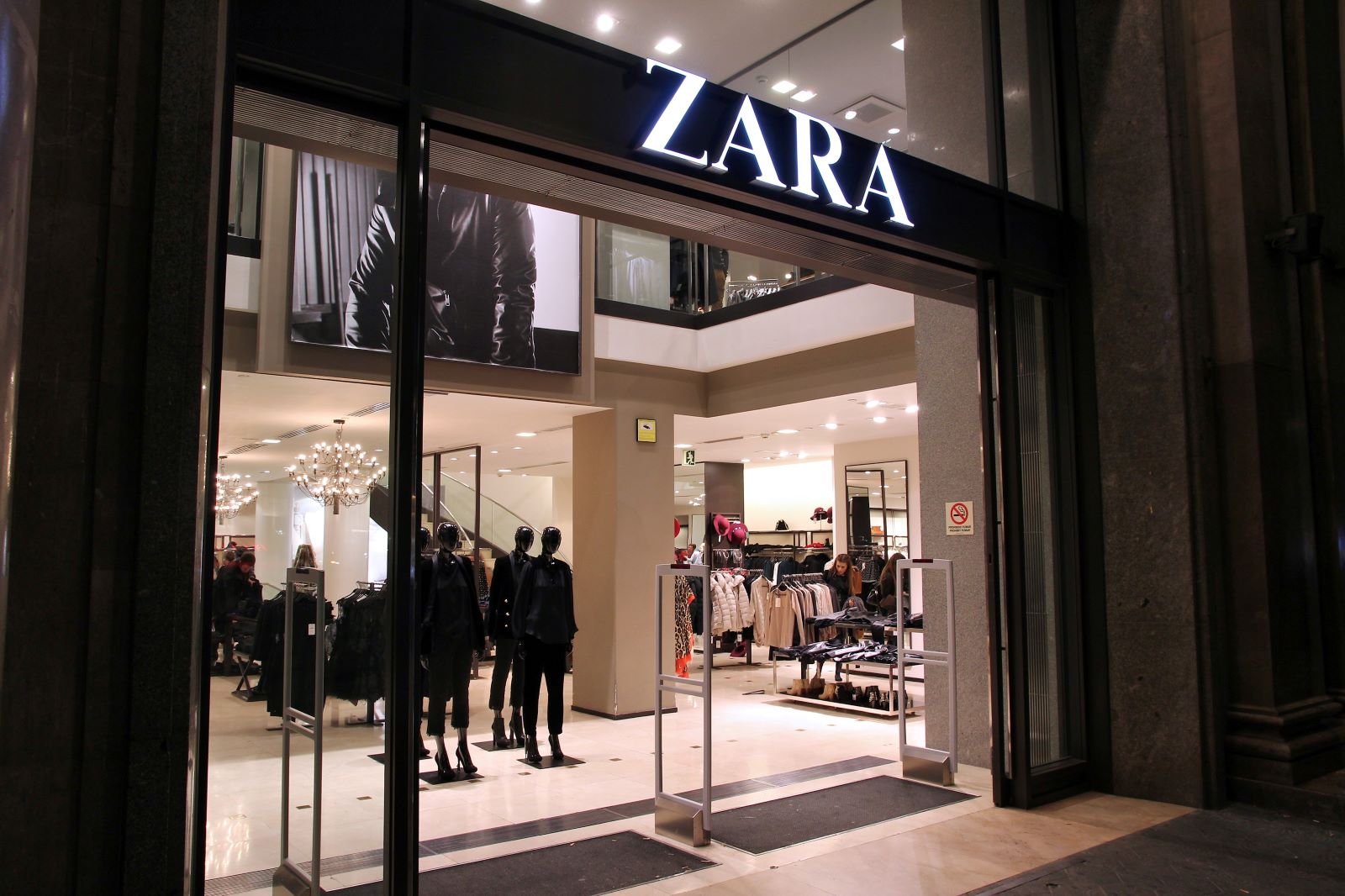 όλοι φοράμε zara και ίσως υπάρχει λόγος γι' αυτό