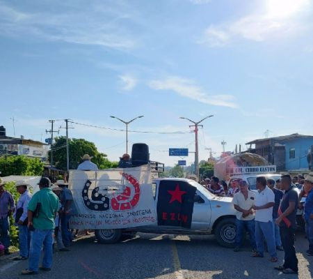 habitantes de costa chica bloquean carretera para exigir esclarecimiento del líder de bruno plácido