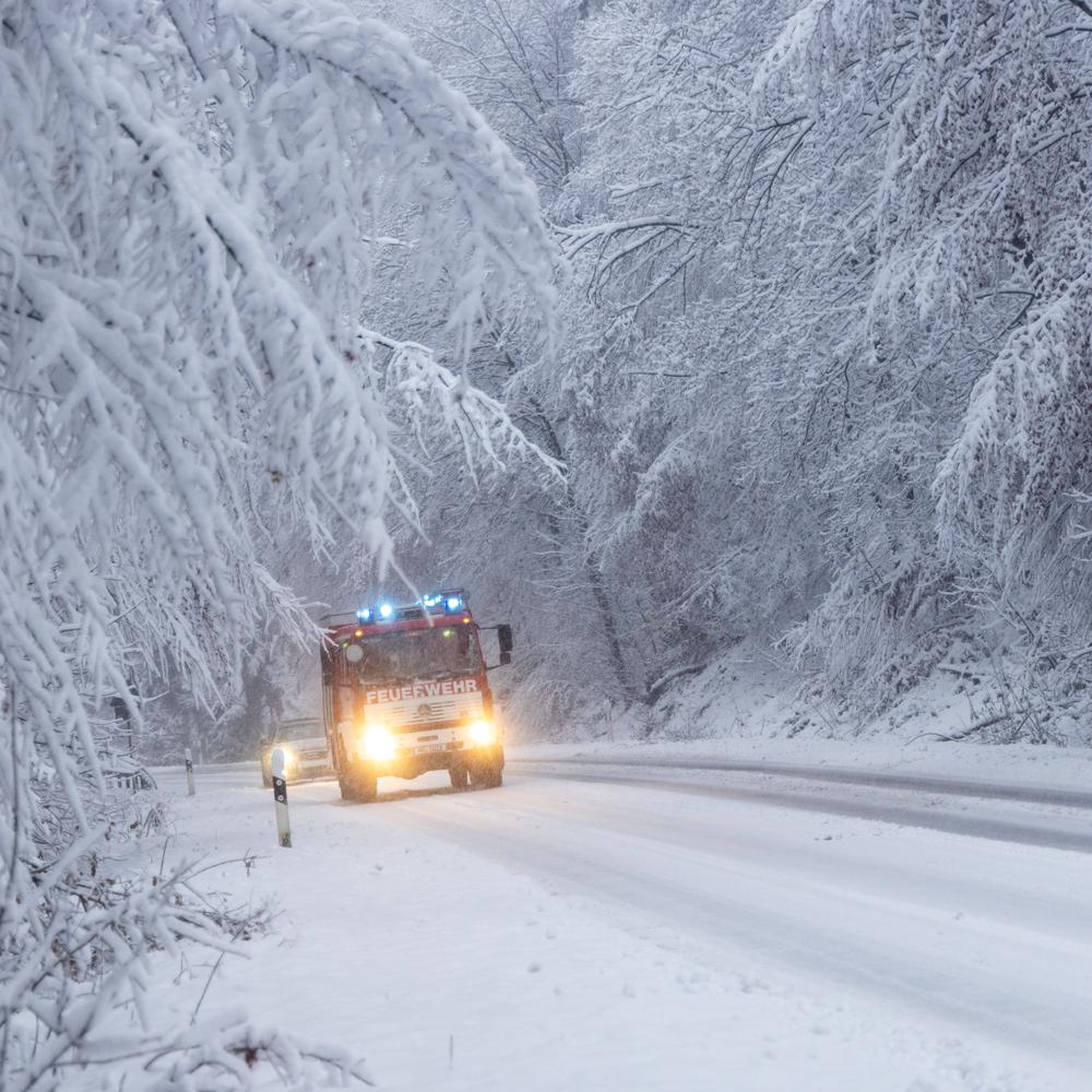 wintereinbruch in deutschland: unfälle, umgestürzte bäume, eingeschlossene schulkinder