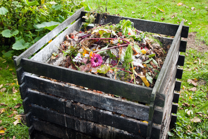 je lepší mít kompost v kompostéru, na hromadě nebo v ohrádce: kompostujte jako zkušení pěstitelé