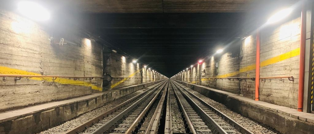 danneggiato un pilastro: metropolitana rossa ferma tra cairoli e pasteur