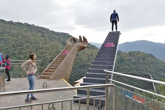 video | la mano gigante de buda, el mirador chino que desafía las alturas. ¿te atreves a subir?