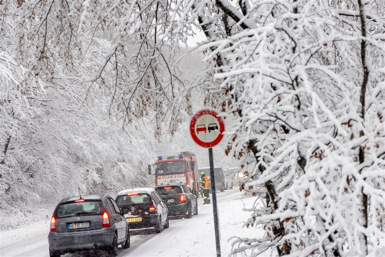 zware sneeuwval in duitsland zorgt voor grote problemen