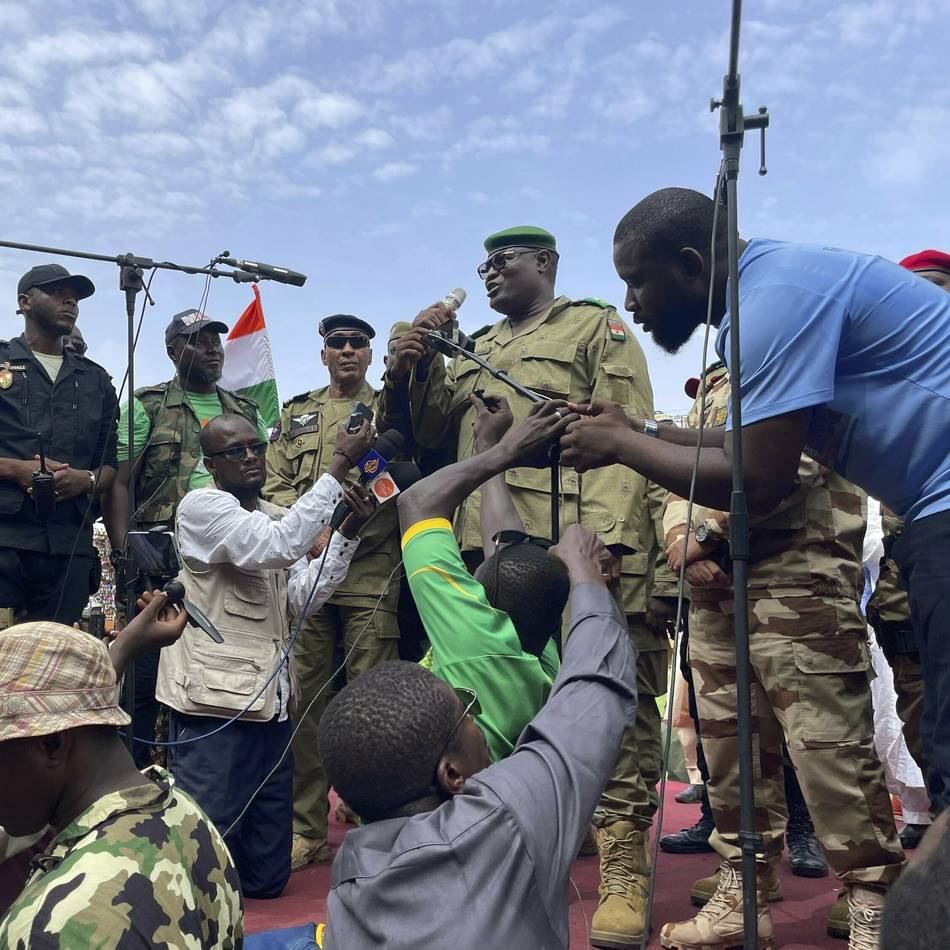 junta in niger lässt migranten auf dem weg nach europa durchreisen