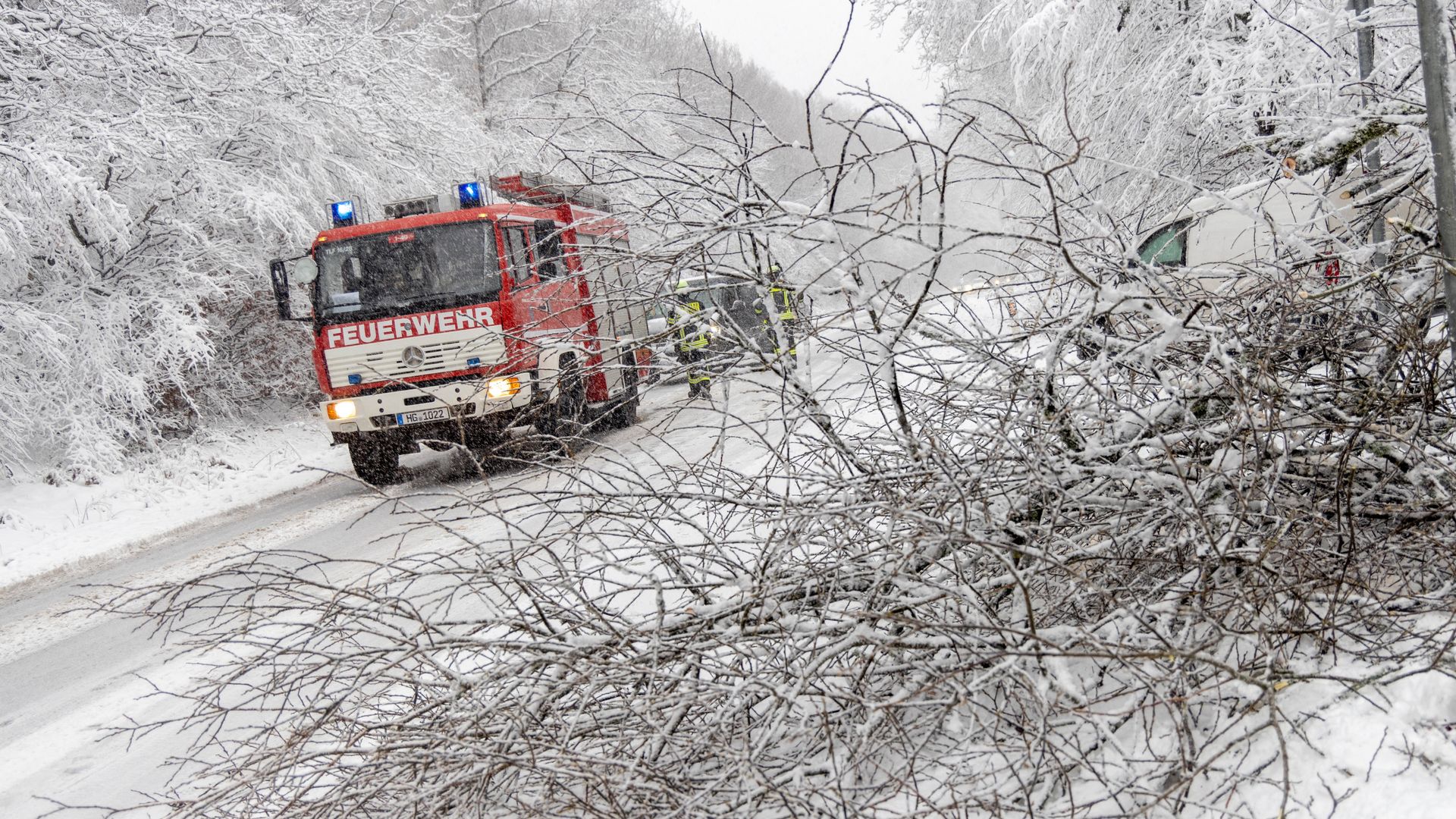 schnee und glätte: wintereinbruch sorgt für unfälle, autofahrer eingeschlossen, zwei tote