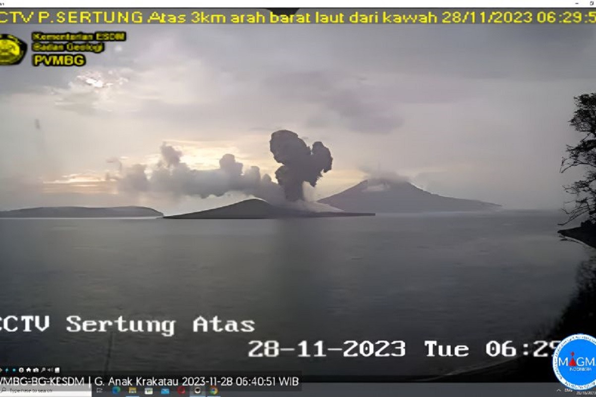 gunung anak krakatau meletus, perhatikan karakter letusannya