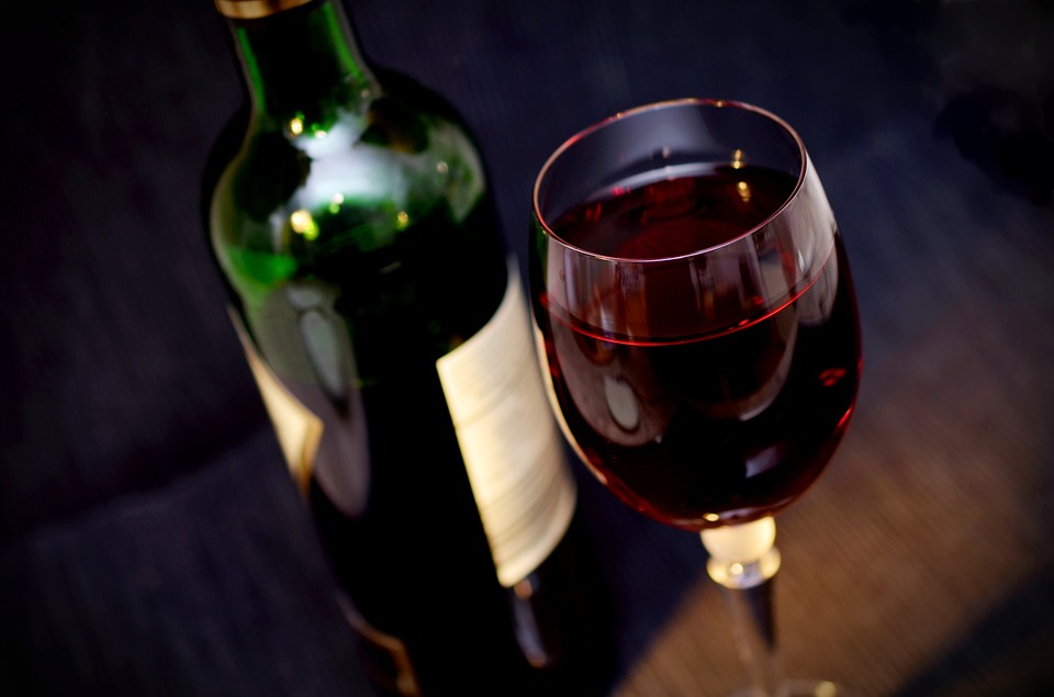 vědci vyvinuli nápoj snižující hladinu alkoholu v krvi – a to skutečně megarychlostí. prý stačí půlhodinka