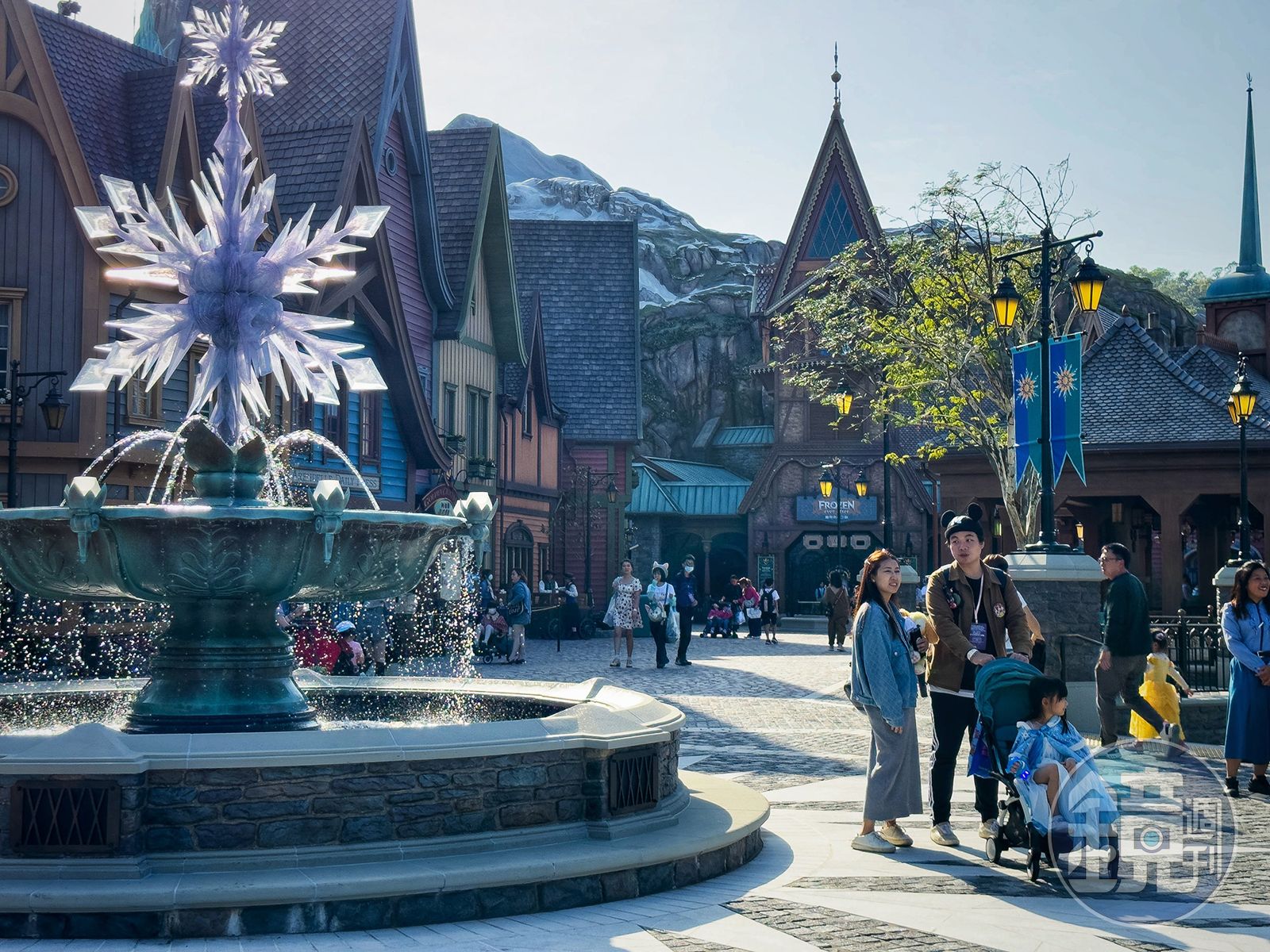 香港迪士尼樂園全球首座冰雪奇緣主題園區已於日前開幕。