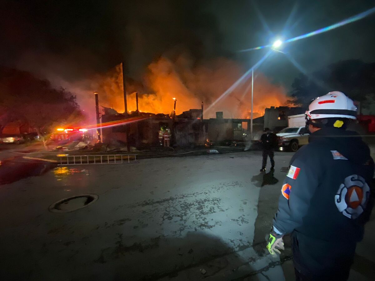 se incendia fábrica de carbón en monterrey; desalojan a 15 personas