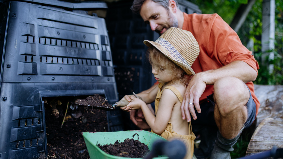 je lepší mít kompost v kompostéru, na hromadě nebo v ohrádce: kompostujte jako zkušení pěstitelé