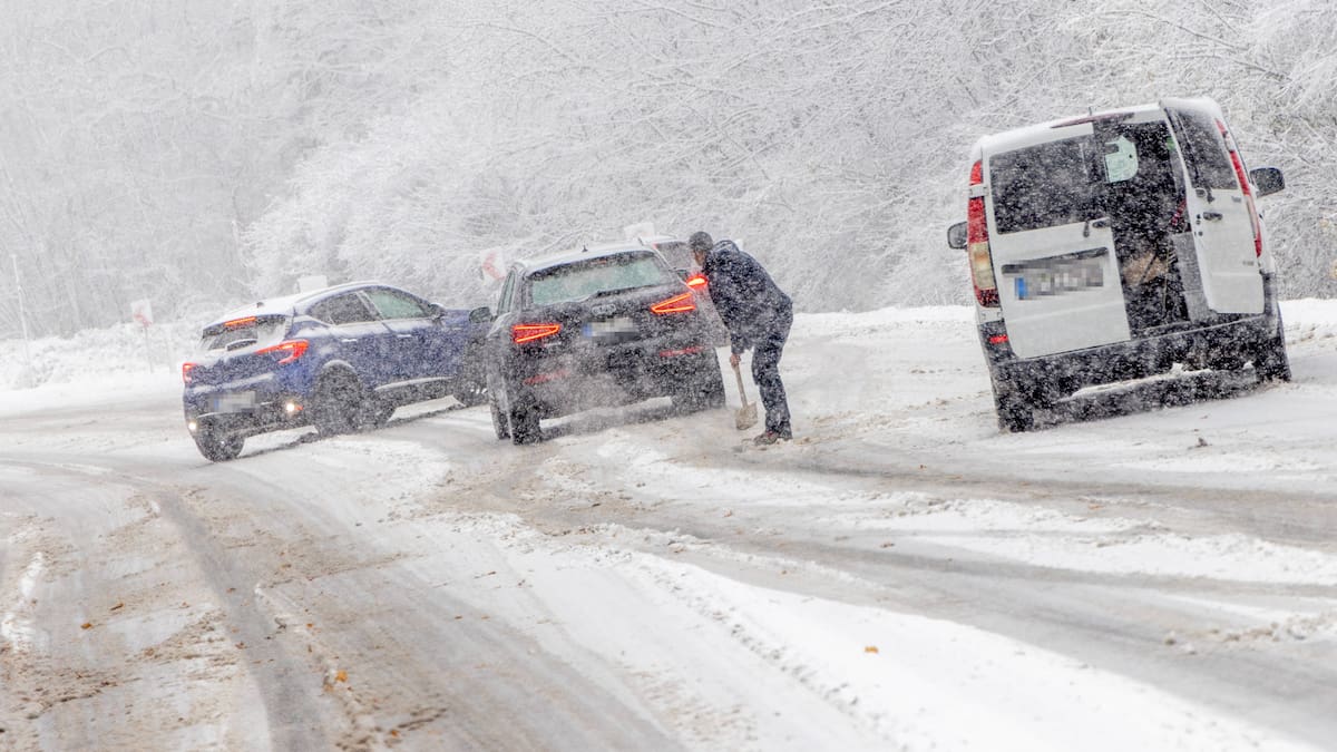 zwei tote, zahlreiche strassen gesperrt, schüler sitzen fest: schnee sorgt in deutschland für chaos