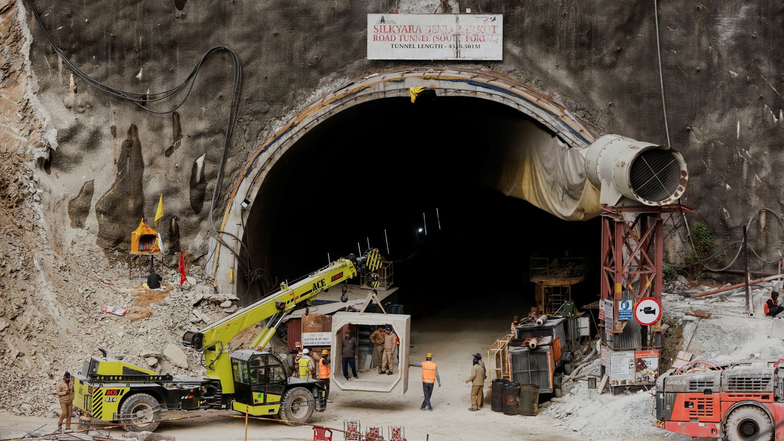 rescuers 'just six or seven metres' from men trapped in indian tunnel