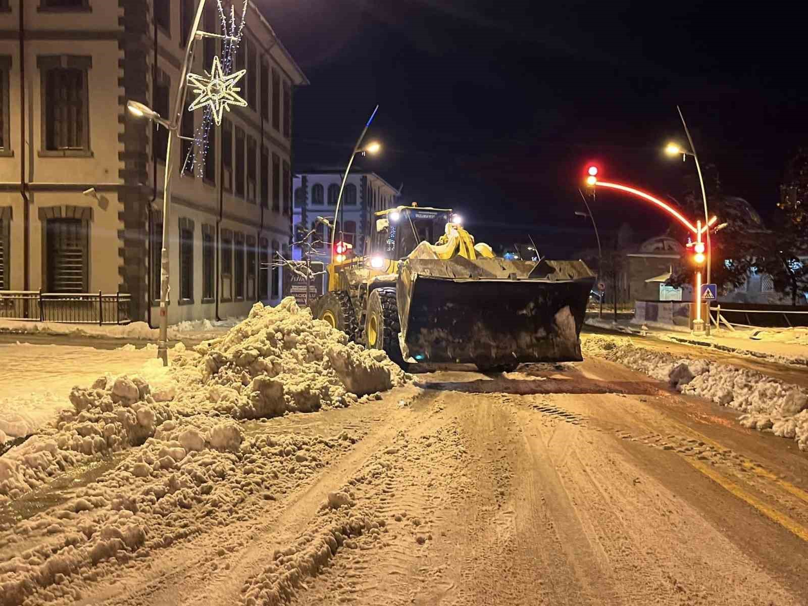 erzurum’da karla mücadele hız kesmiyor