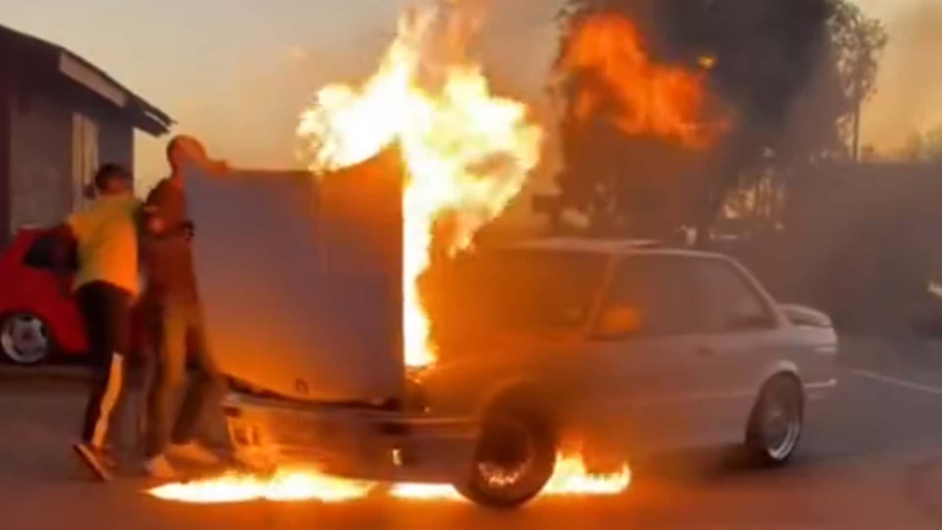 hier geht ein makelloser bmw e30 in flammen auf