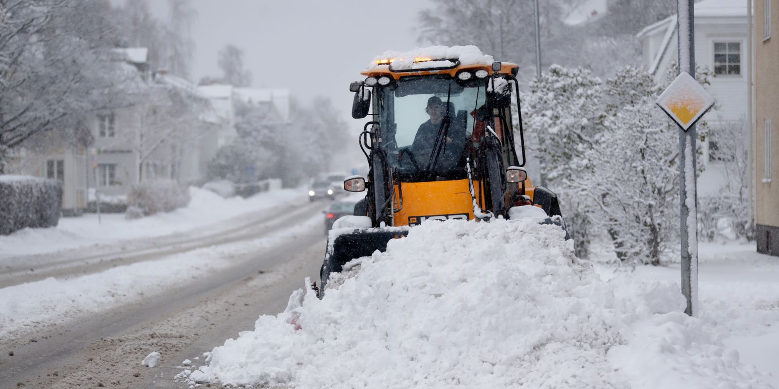 gul varning för snöfall – buss med 30 barn i diket