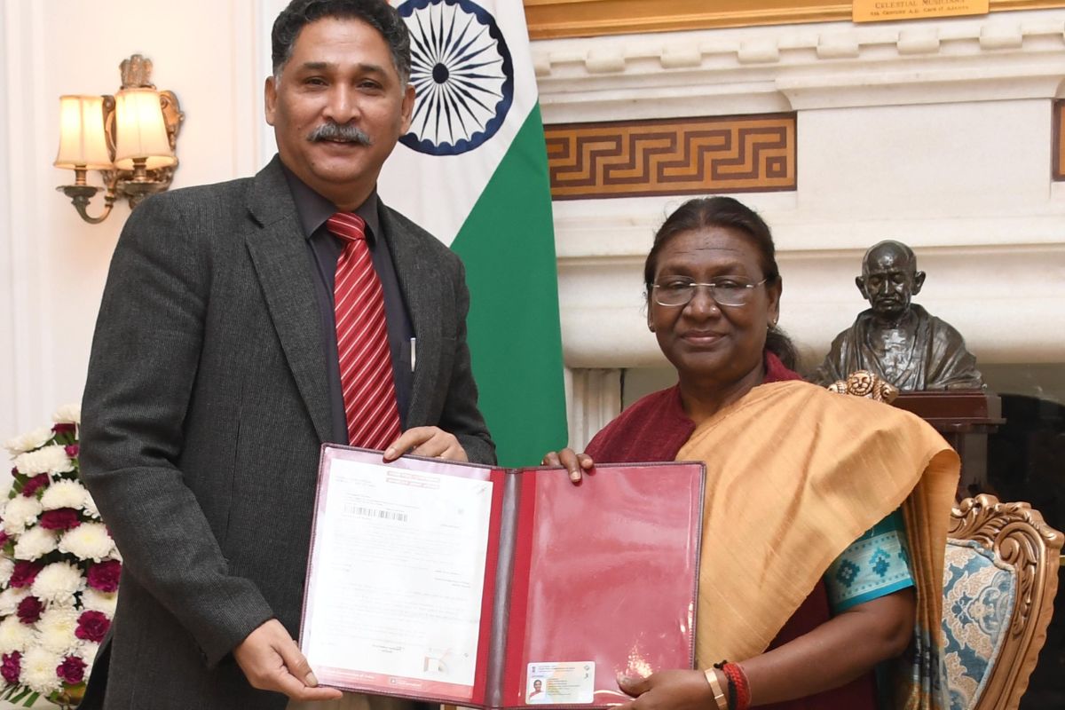 president murmu receives new voter id card