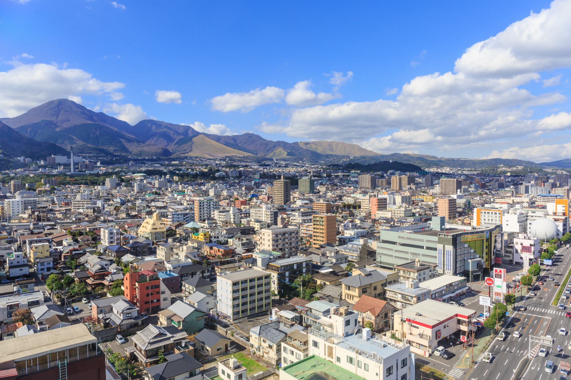 Welcome! We are in the city of Beppu, Japan! Unlike a lot of Japanese towns, Beppu has quite a young population, partly thanks to the Asia Pacific University, which attracts students from around the world.