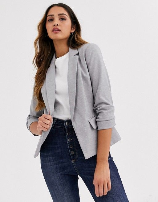 10 outfits con blazer gris para verte elegante y juvenil en la oficina