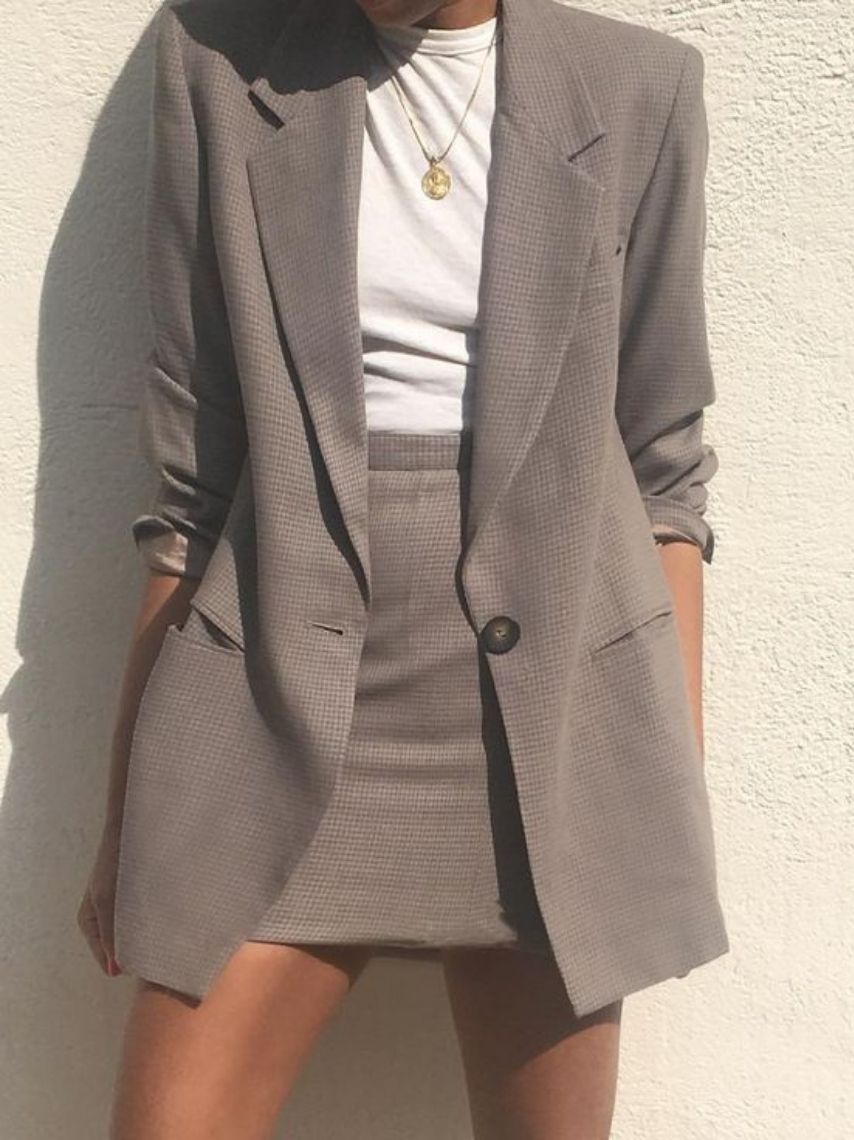 10 outfits con blazer gris para verte elegante y juvenil en la oficina