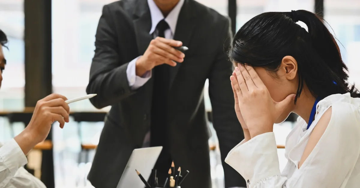 15 Signs That Your Coworkers Dont Like You