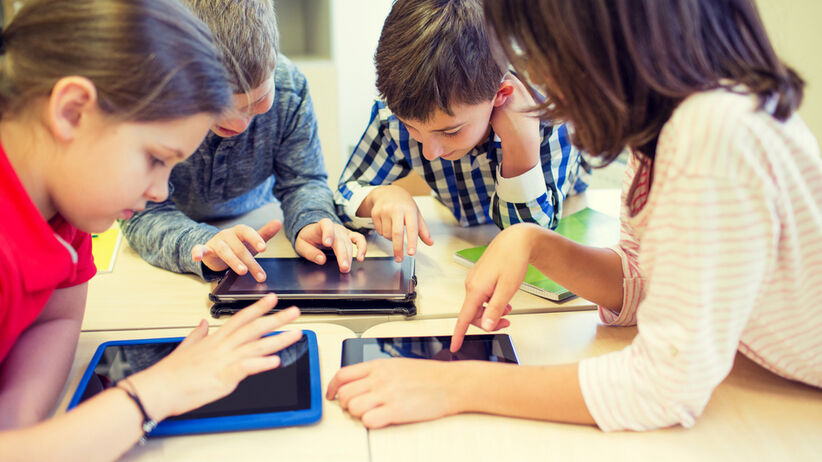 spór o laptopy i tablety w szkole. „cyfryzacja ogłupia uczniów”