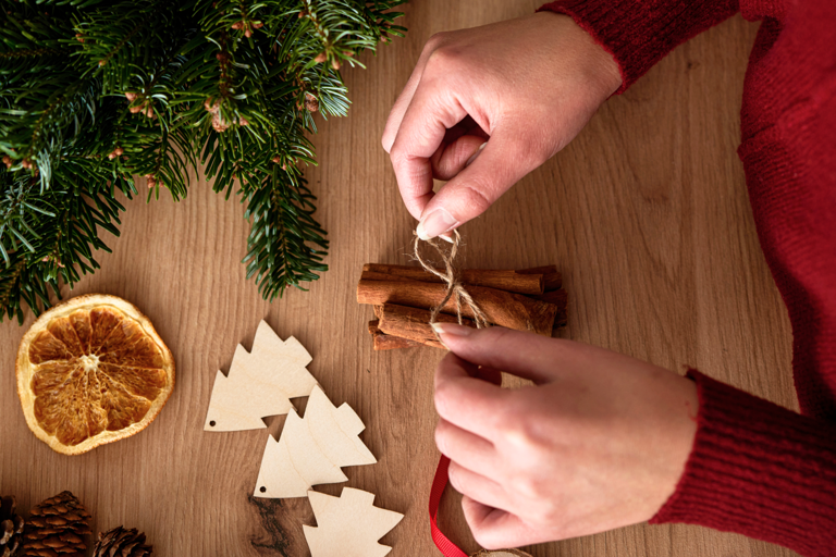 Adornos naturales que debes poner en tu árbol de Navidad para atraer el dinero