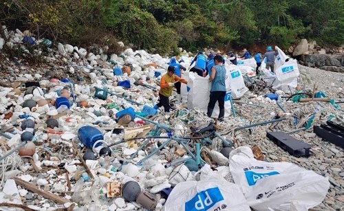 일본 대표 관광지 해변에 쓸려온 쓰레기…온통 한국어·중국어가