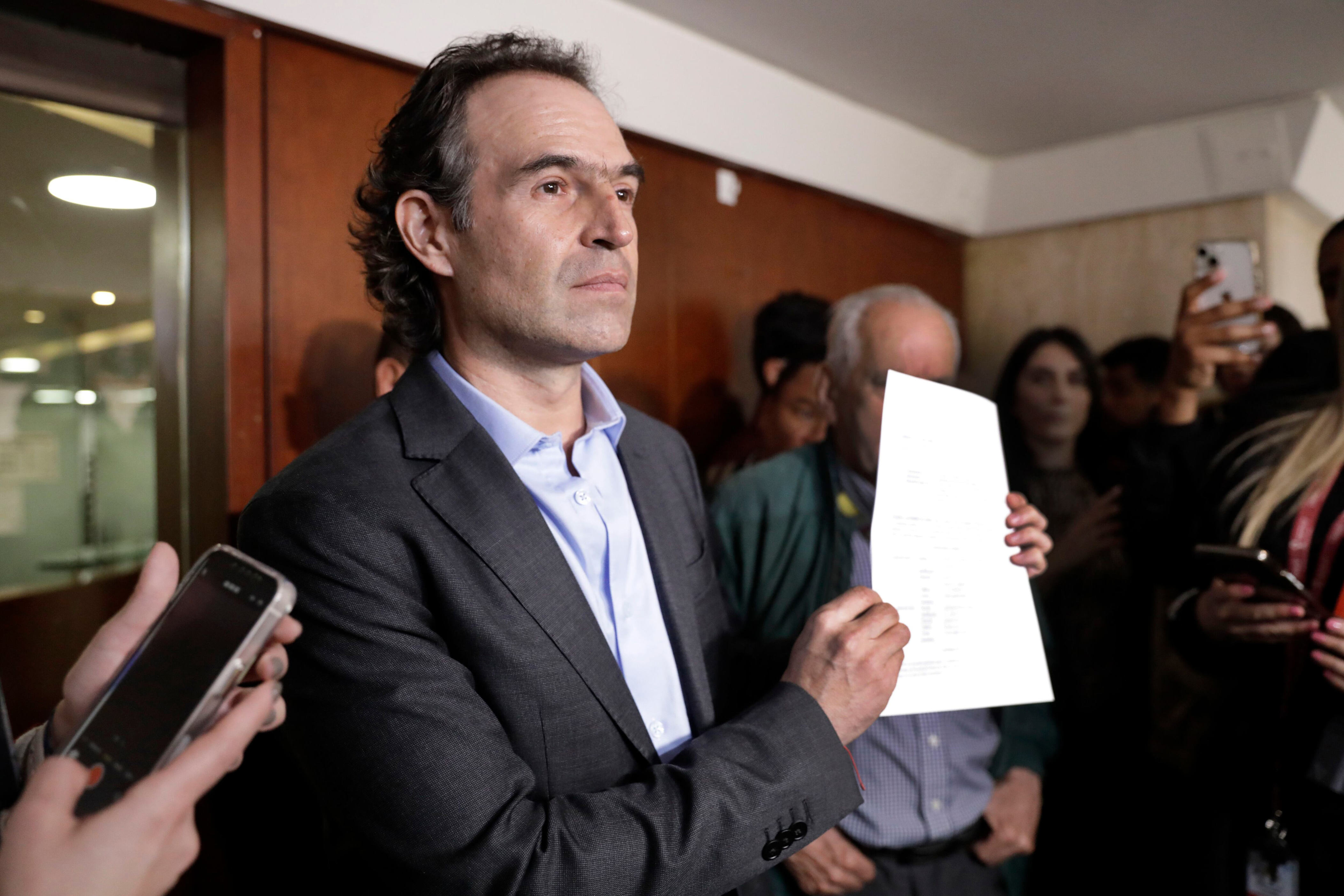 federico gutiérrez amplió su denuncia contra petro en la comisión de acusaciones