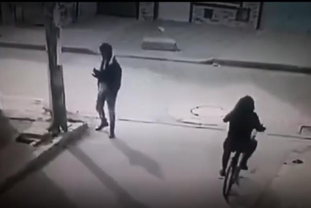 bogotá: sicario le disparó a carnicero que iba para su trabajo en bosa; revelan video